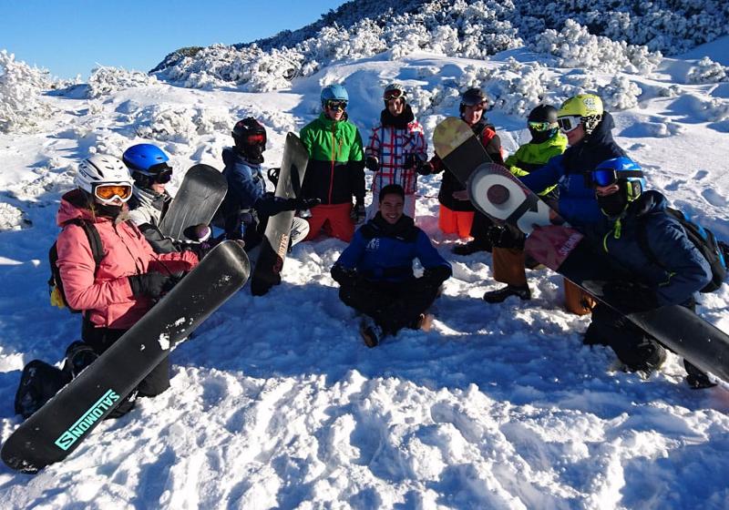 Gruppenfoto beim Snowboarden im Skilager