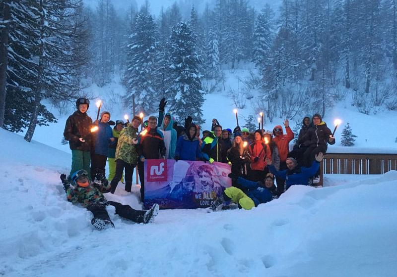 Gruppenfoto mit Fackeln im Skilager
