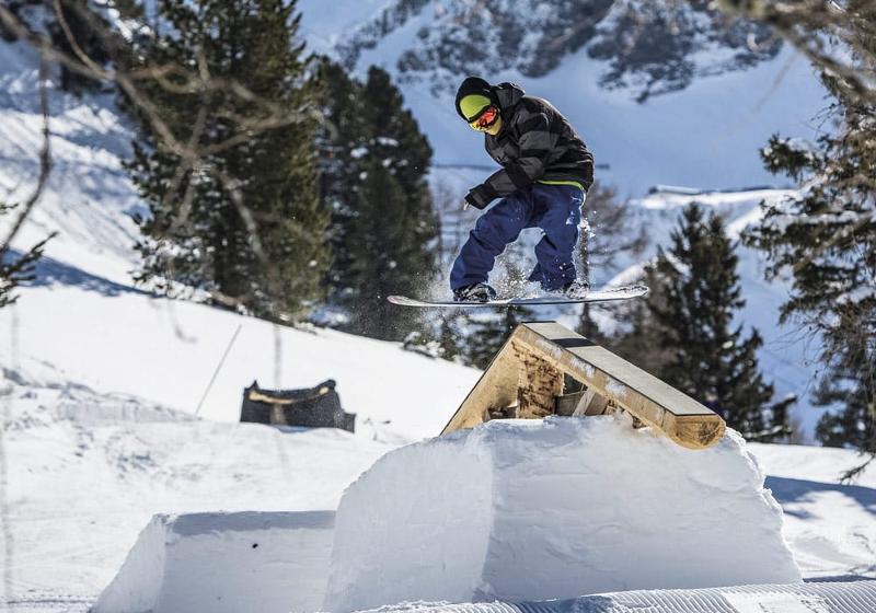 Sprung über die Schanze im Skilager