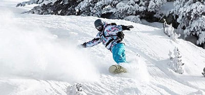 Bremsen mit dem Snowboard im Skilager