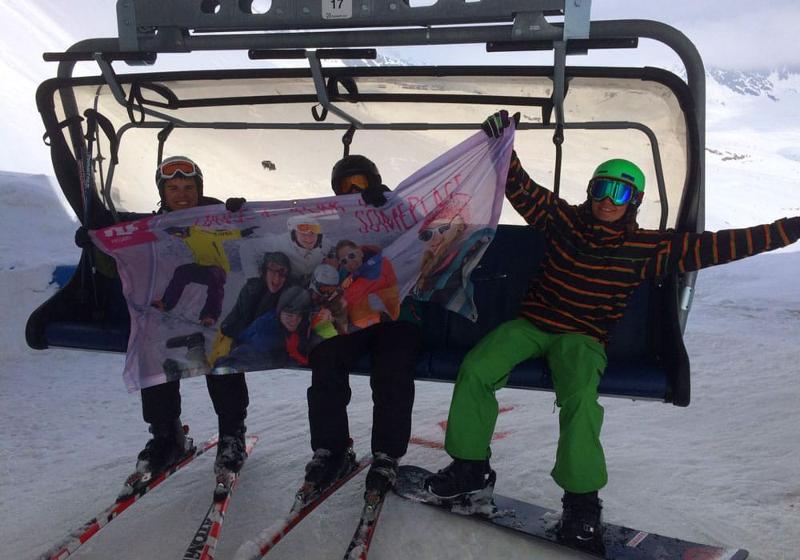 Gondelfahren mit Flagge im Skilager