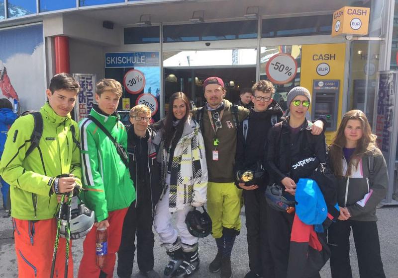 Gruppe vor dem Skilifthaus im Skilager