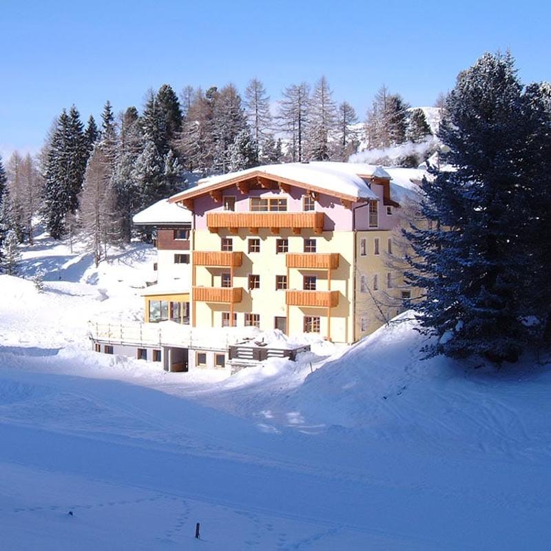 Hotel von vorne im Skilager