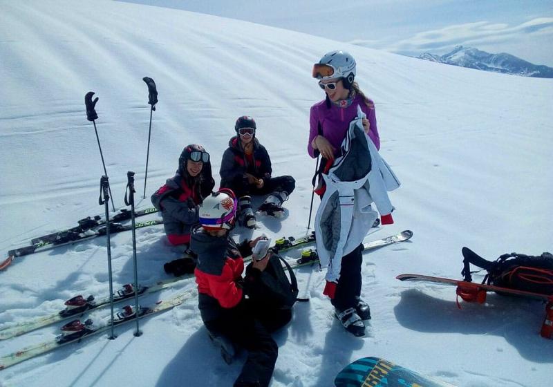 Pause auf der Skipiste im Skilager