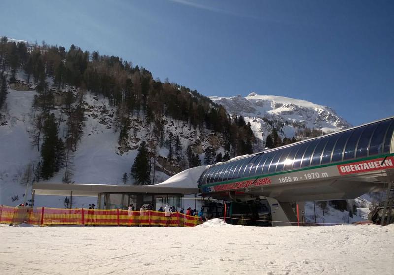 Skilift in den Bergen im Skilager