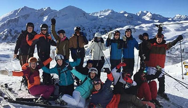 Gruppenfoto im Schnee im Skilager