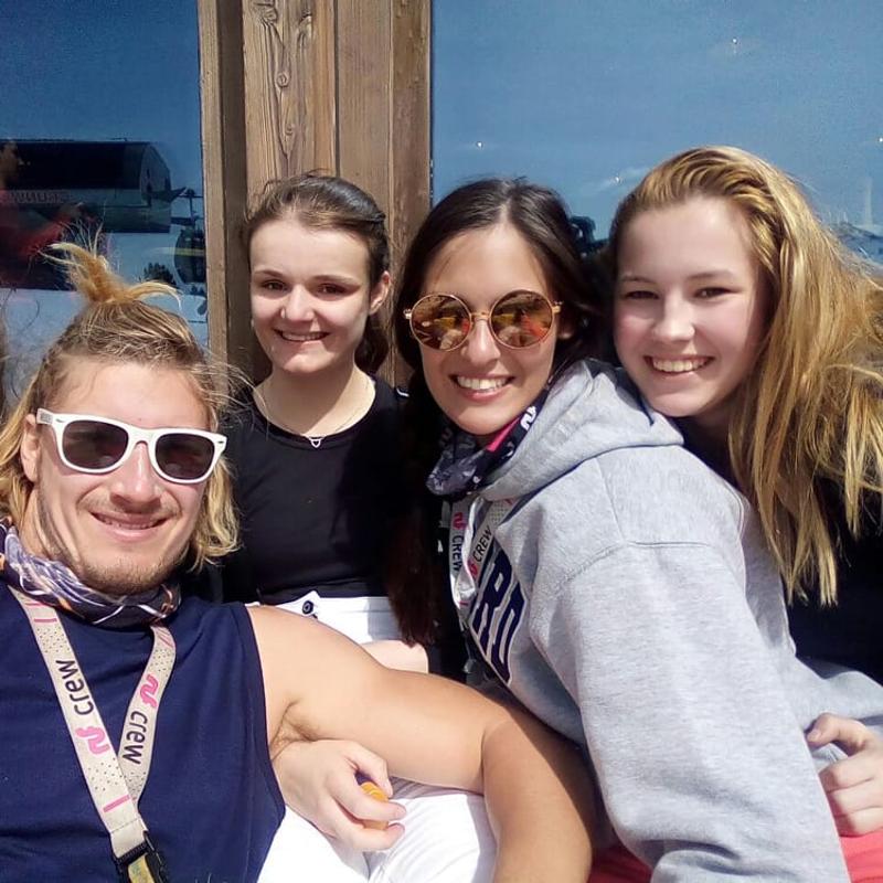 Betreuer lachen auf Gruppenfoto im Skilager