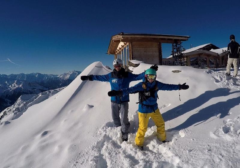 Betreuer haben Spass im Schnee im Skilager