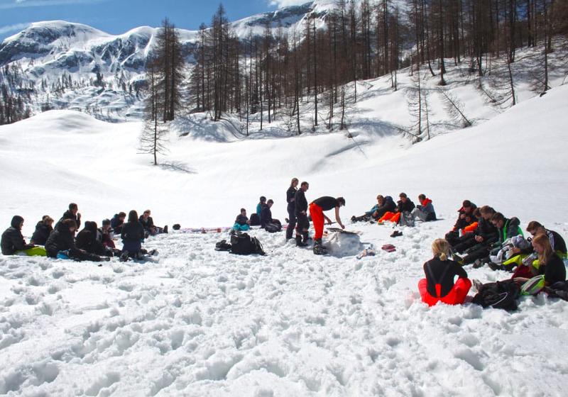 Pause machen im Schnee im Skilager