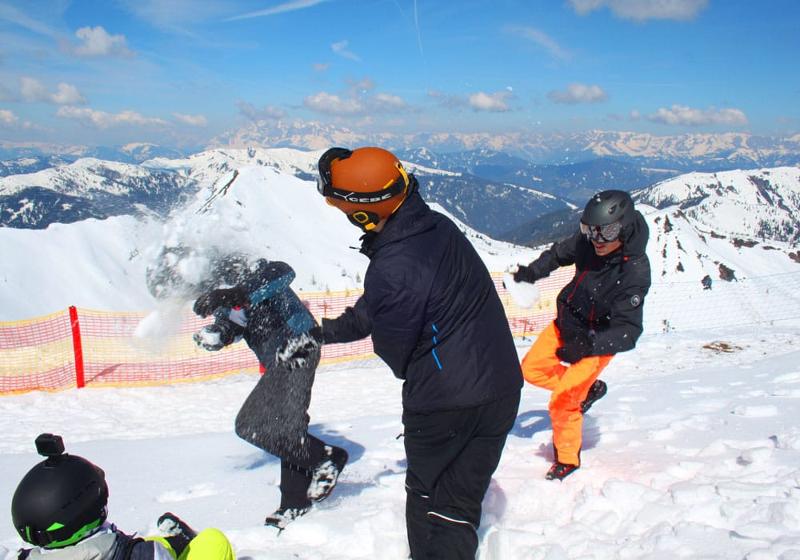 Schneeballschlacht im Skilager