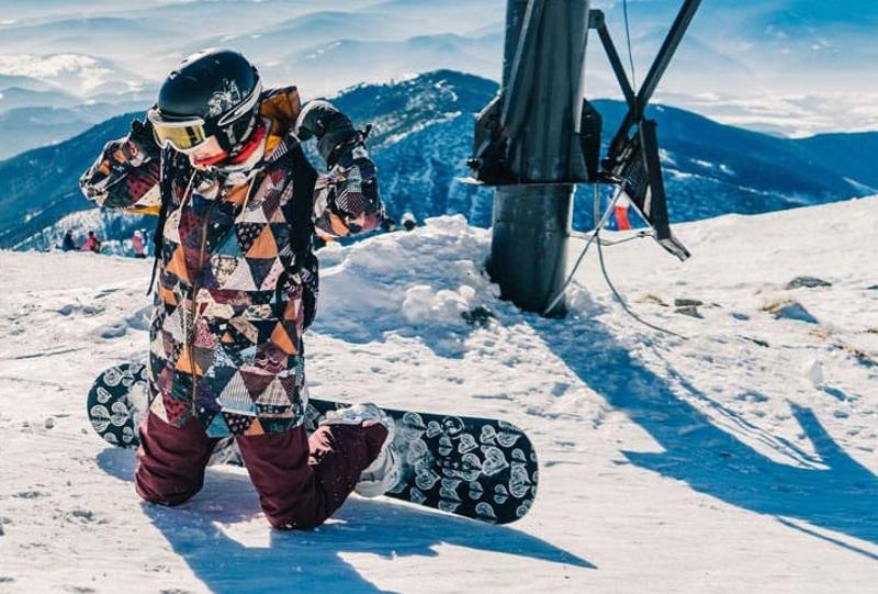 Snowboarder macht Pause im Skilager