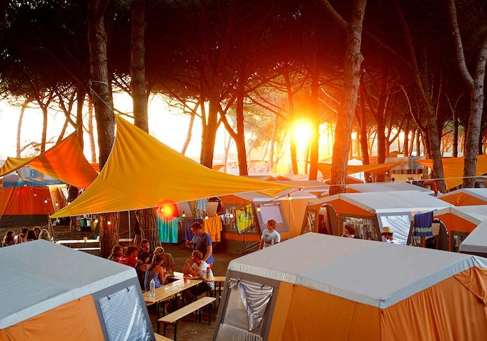 Sonnenuntergang über den zelten im Jugendcamp