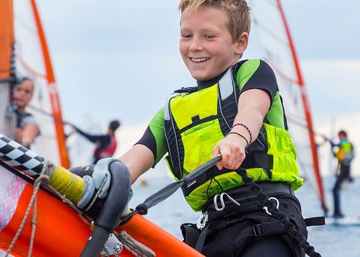 Junge windsurft im Jugendcamp