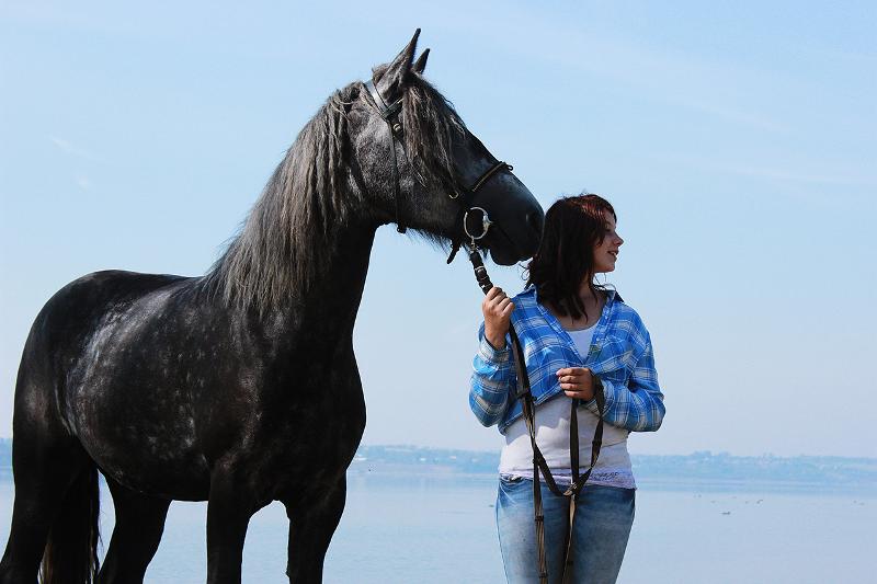 Mädchen hält Pferd im Reiturlaub Kärnten