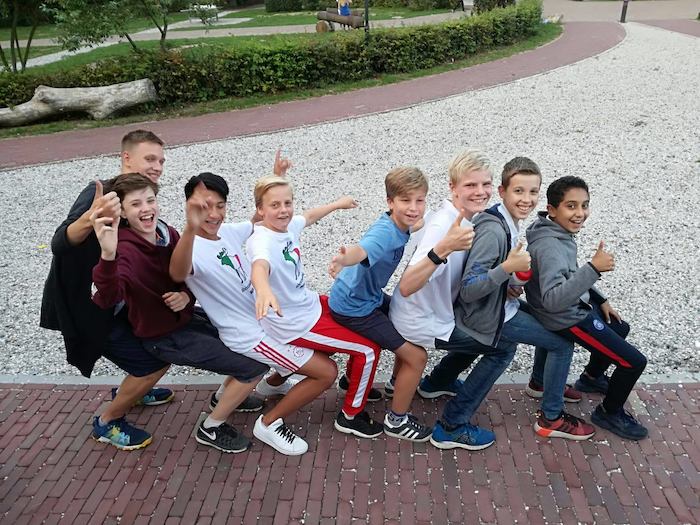 Jungs sitzen aufeinander im Englisch Sprachcamp Niederlande