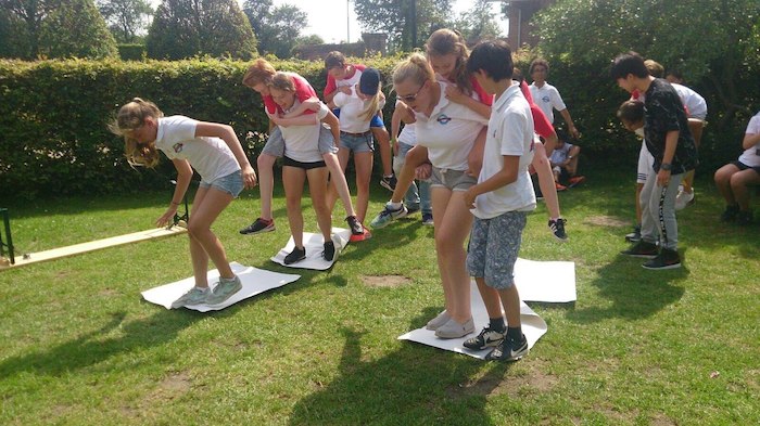 Teilnehmer des Feriencamps Holland spielen Teamspiele
