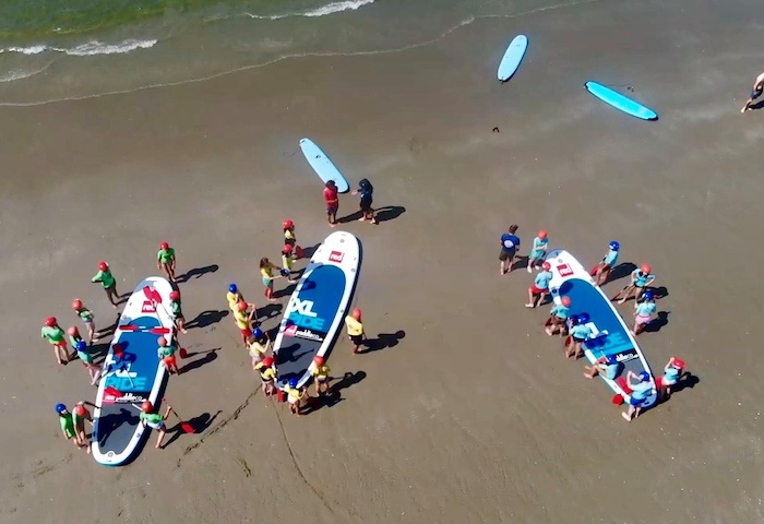 In Gruppen auf Surfbrettern im Englisch Sprachcamp Niederlande