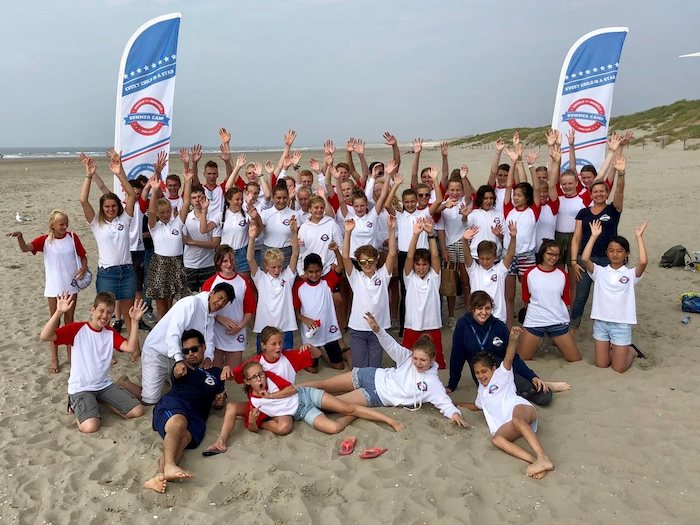 Gruppenfoto am Strand im Englisch Sprachcamp Niederlande
