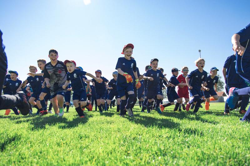Auf der Sprachreise Pfingsten spielen die Teilnehmer Fußball und rennen alle auf einmal los