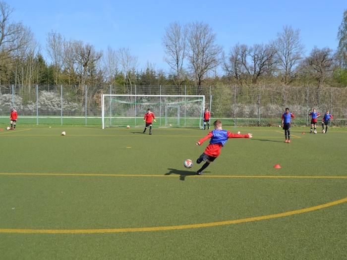 Jungs beim Fußballspielen im Sportcamp