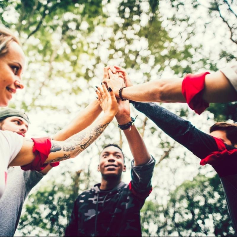Jugendliche beim High-five bei der Sprachreise spanisch Schüler 