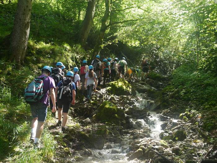 Teilnehmer vom Ferien-Camp bei einer Wanderung 