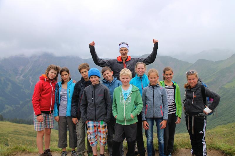 Gruppenfoto mit Nebel auf dem Berg im Sprachcamp Englisch
