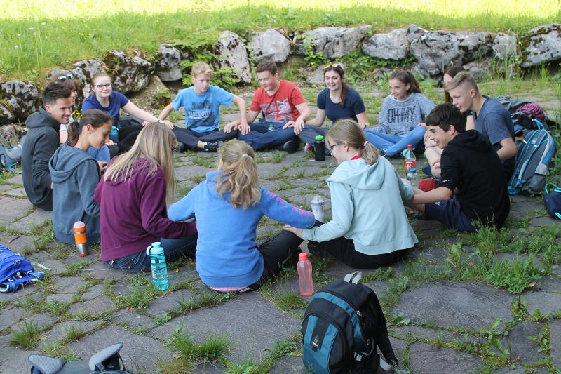 Teilnehmer sitzen im Kreis im Sprachcamp Englisch
