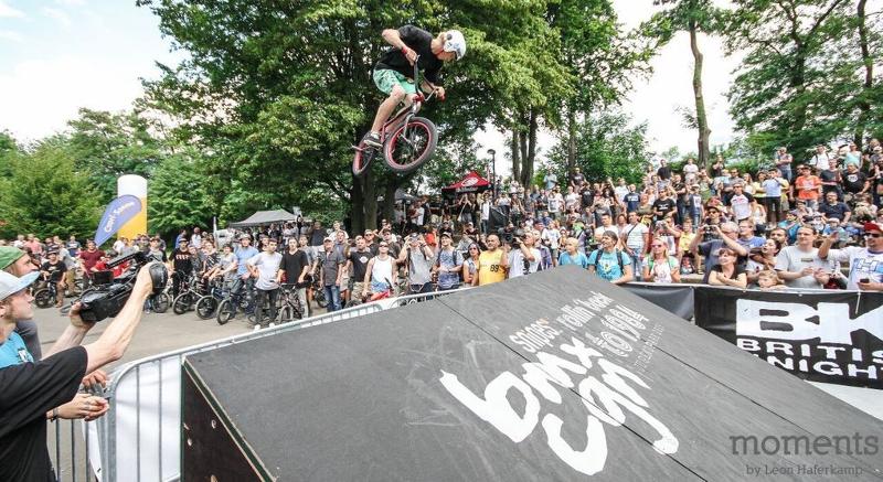 Im Feriencamp Baden Württemberg macht eine Junge Tricks mit seinem BMX vor einer Menschengruppe