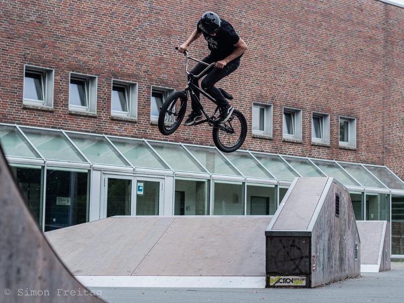 Teilnehmer eines BMX-Camps übt Tricks auf einer Fahrrad Strecke