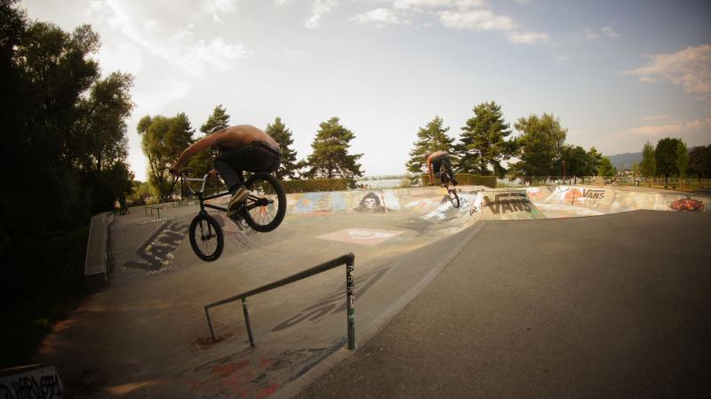 Im BMX-Ferienlager üben die Teilnehmer coole Sprünge mit ihrem Bike
