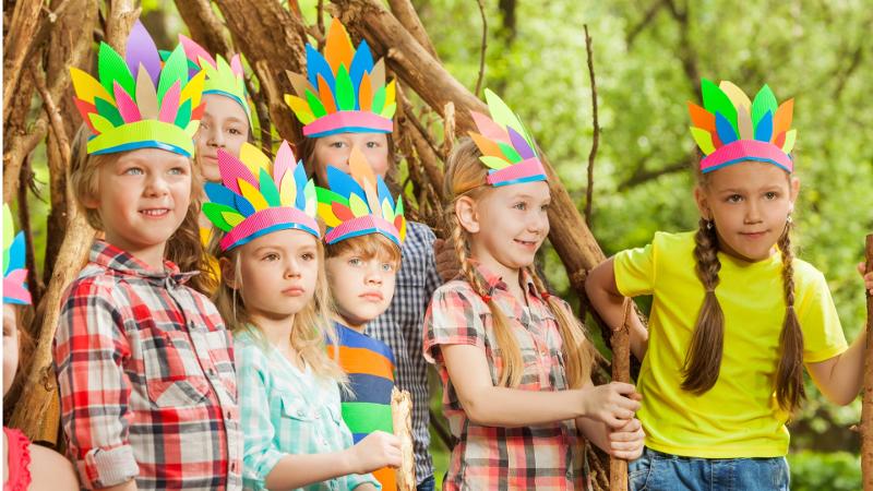Die Kinder in den Englisch-Camps Salzburg sind als Indianer verkleidet