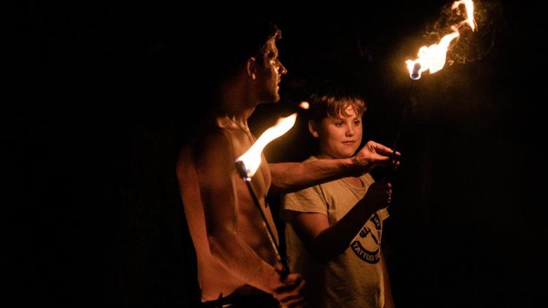 Grosses Lagerfeuer im Kinderferiencamp