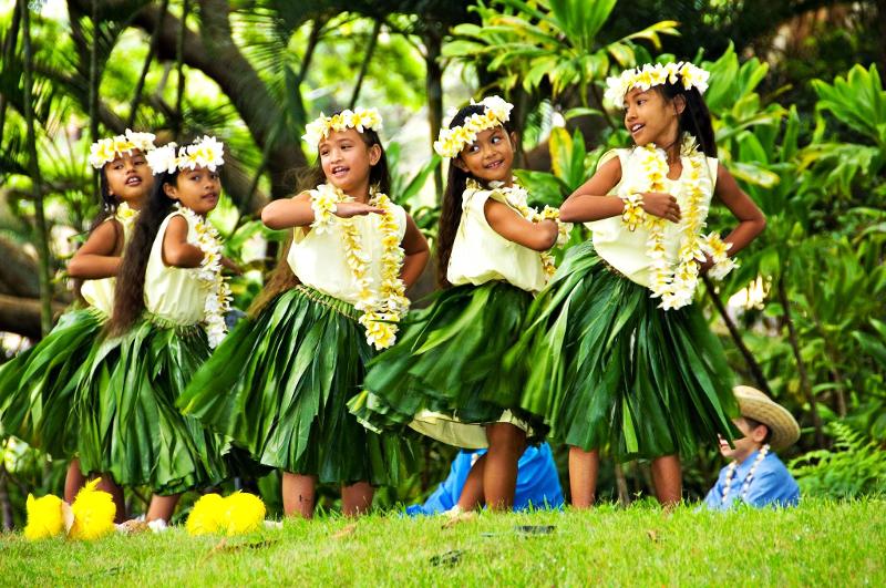 Fünf Mädchen im Tanzcamp für Kinder tanzen mit einem Hawaii Outfit