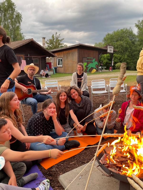 Musizieren am Lagerfeuer im Kinderferiencamp