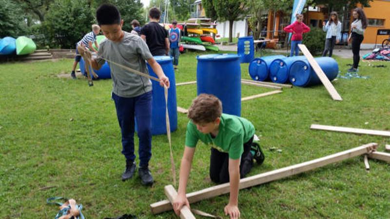 Zwei Jungs am Floßbauen im Feriencamp Bodensee