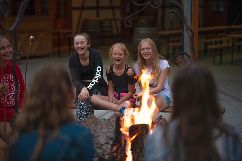 Am Lagerfeuer sitzen im Actioncamp am Bodensee