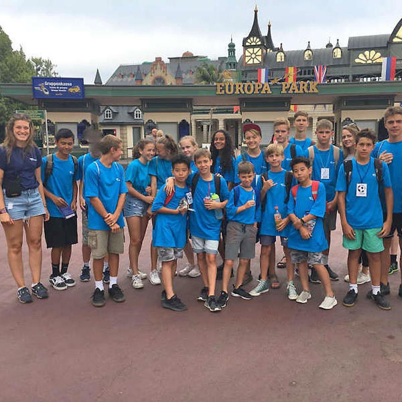 Gruppenbild vor dem Europapark im Sprachcamp am Bodensee