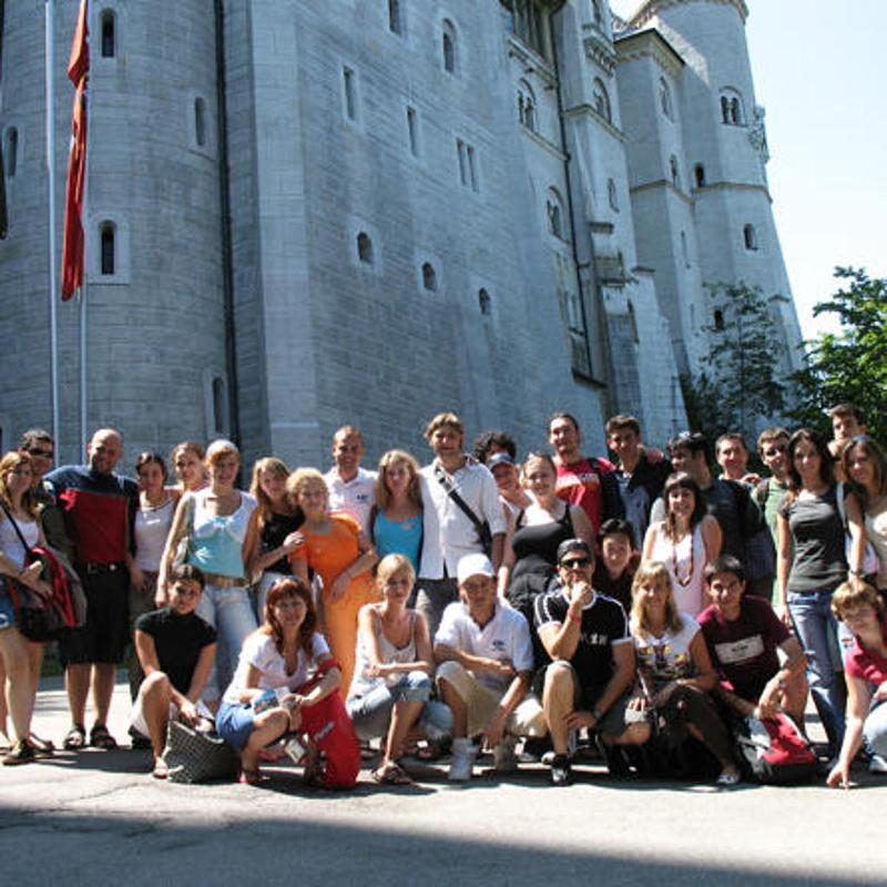 Gruppenbild vor einer Burg im Sprachcamp am Bodensee