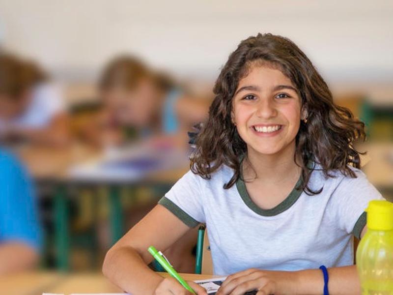 Mädchen lacht beim Lernen im Sprachcamp-Englisch