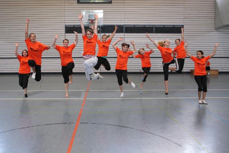Gruppe springt in die Luft im Ferienlager Bodensee