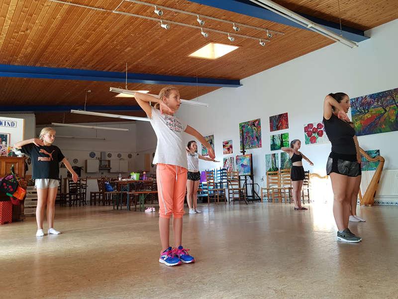 Mehrere Mädchen bewegen sich zu Musik im Englisch Camp Bodensee 