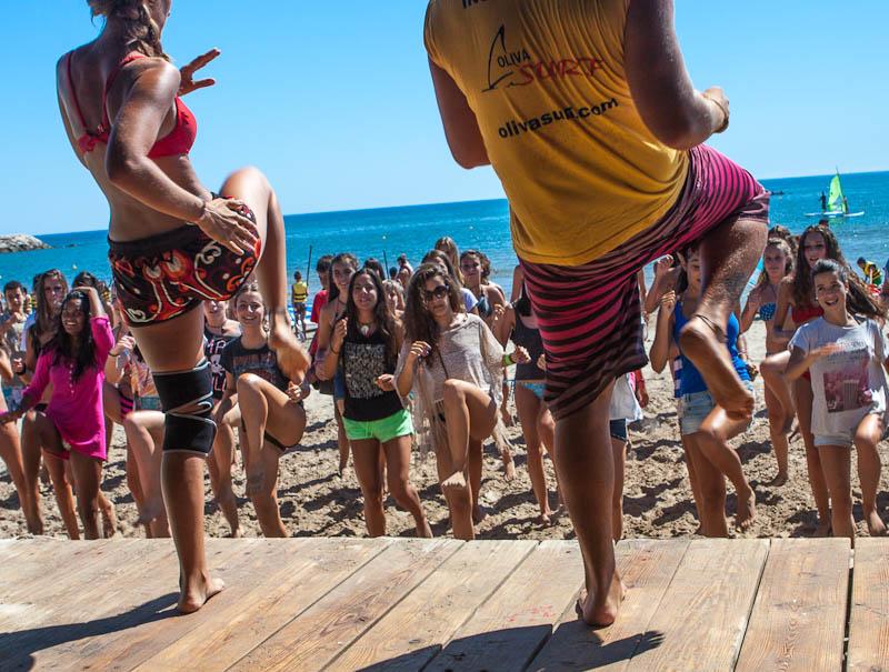 Zusammen tanzen im International Summer Camp