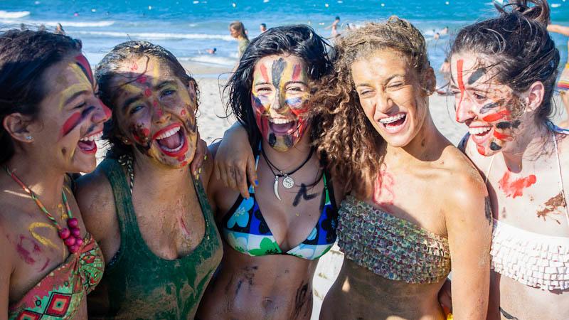 Mädchen lachen zusammen im International Summer Camp