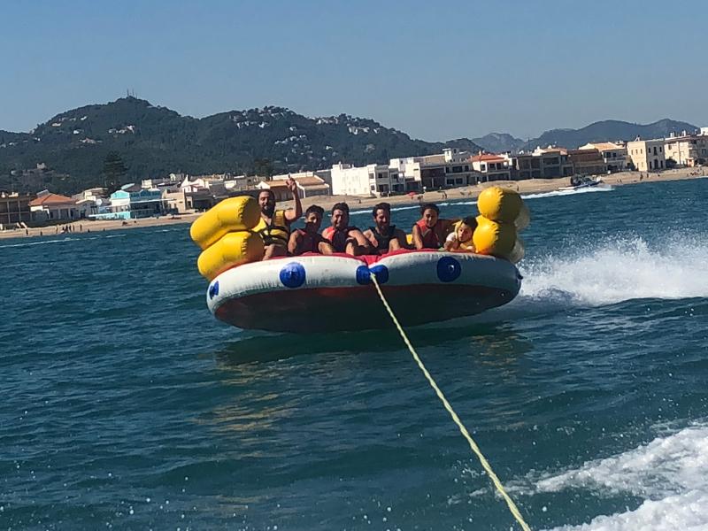 Kinder beim Schleppreifenfahren im Surfcamp