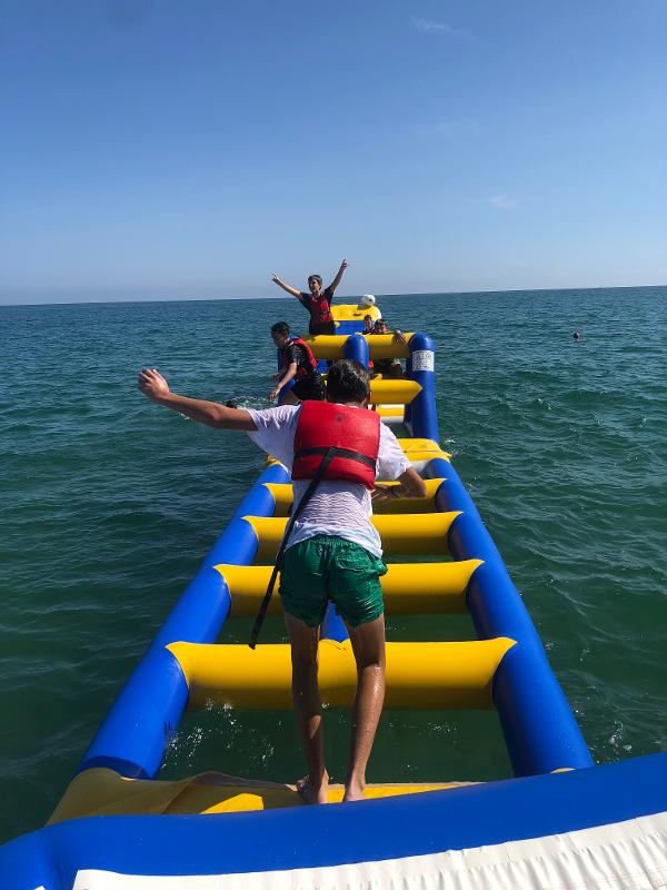 Kinder spielen auf einem Wasserspielzeug im Englisch-Feriencamp
