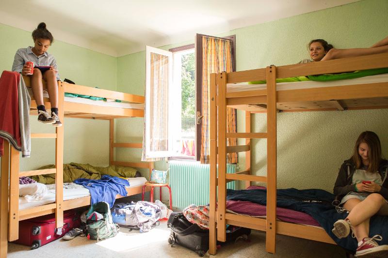 Mädchen chillen im Zimmer auf der internationalen Schülersprachreise Frankreich