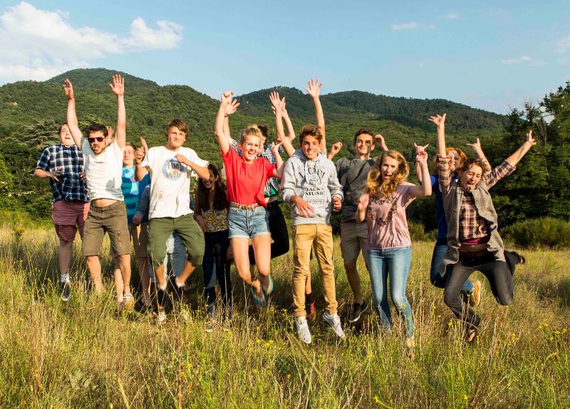 In die Luft springen auf der internationalen Schülersprachreise Frankreich