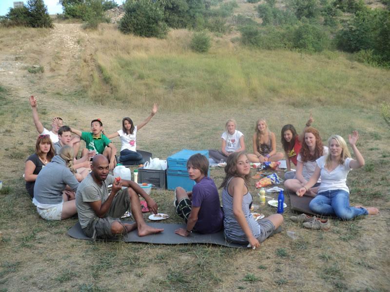 Teilnehmer beim picknicken auf der internationalen Schülersprachreise Frankreich
