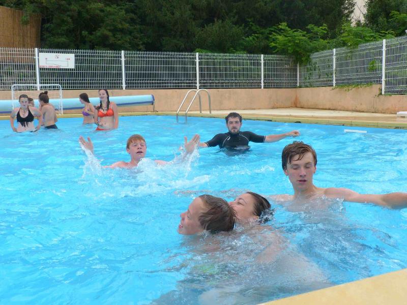 Spass im Pool auf der internationalen Schülersprachreise Frankreich